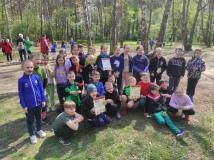 zdjęcie uczniów podczas sztafetowych biegów przełajowych