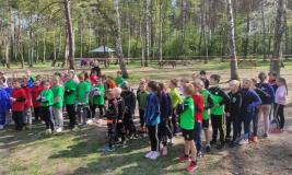zdjęcie uczniów podczas sztafetowych biegów przełajowych