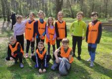 zdjęcie uczniów podczas sztafetowych biegów przełajowych