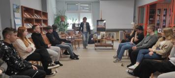 Uczniowie i prowadząca podczas zajęć