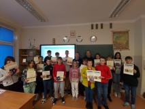 Nagrodzeni uczniowie wraz z opiekunami