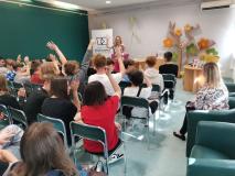 Prowadząca i uczniowie podczas spotkania