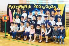 zdjęcia uczniów podczas pasowania pierwszoklasistów