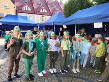 zdjęcie uczniów podczas obchodu dnia drzewa