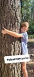 zdjęcie uczniów podczas akcji przytul się do drzewa