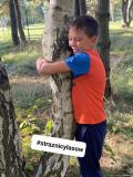 zdjęcie uczniów podczas akcji przytul się do drzewa