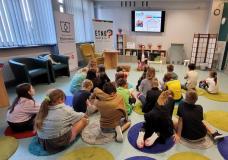 zdjęcie uczniów podczas spotkania w bibliotece