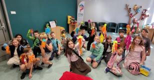 zdjęcie uczniów podczas spotkania w bibliotece