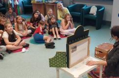 zdjęcie uczniów podczas spotkania w bibliotece