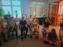 Uczniowie głośno czytają książki