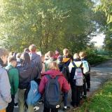 zdjęcie uczniów podczas wizyty w przemkowskim parku krajobrazowym