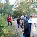 zdjęcie uczniów podczas wizyty w przemkowskim parku krajobrazowym