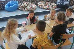 Uczniowie podczas realizacji projektu