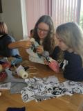 zdjęcie uczniów podczas warsztatów tworzenia lalek-motanek
