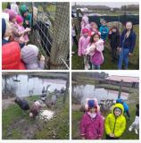 zdjęcie uczniów podczas wycieczki do osady danieli w Zamienicach