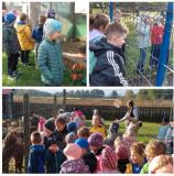 zdjęcie uczniów podczas wycieczki do osady danieli w Zamienicach