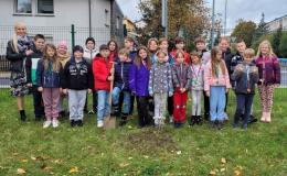 zdjęcie uczniów podczas sadzenia drzewek