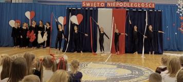 zdjęcie uczniów podczas obchodów Święta Niepodległości