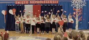 zdjęcie uczniów podczas obchodów Święta Niepodległości