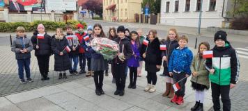 zdjęcie uczniów klasy 3c podczas hołdu poległym