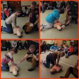 zdjęcie uczniów podczas warsztatów z pierwszej pomocy