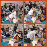 zdjęcie uczniów podczas warsztatów z pierwszej pomocy