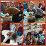 zdjęcie uczniów podczas warsztatów z pierwszej pomocy