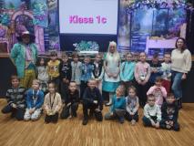 zdjęcie uczniów podczas wizyty w teatrze