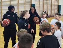Uczniowie i koszykarki podczas lekcji z Mistrzem