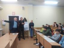 Legenda solidarności oraz uczniowie i nauczyciele odczas spotkania.