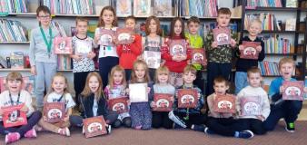 zdjęcie uczniów podczas akcji "Mała książka - wielki człowiek"