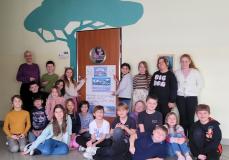 zdjęcie uczniów podczas omawiania zasad bezpiecznego spędzania czasu