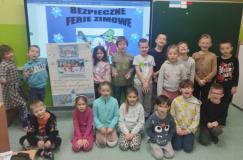 zdjęcie uczniów podczas omawiania zasad bezpiecznego spędzania czasu