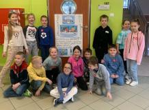 zdjęcie uczniów podczas omawiania zasad bezpiecznego spędzania czasu