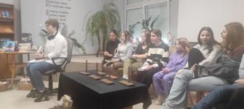 Uczniowie podczas gawędy o książce