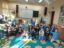 zdjęcie uczniów podczas warsztatów pszczelarskich