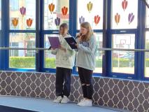 Uczniowie podczas występu