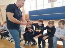 zdjęcie uczniów podczas żywej lekcji biologii z gadami