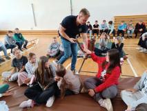 zdjęcie uczniów podczas żywej lekcji biologii z gadami