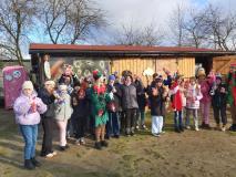 zdjęcie uczniów podczas wędrówki z alpakami