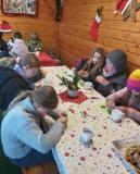Uczniowie wykonują ozdoby świąteczne
