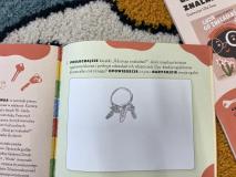 zdjęcie uczniów oraz rozwiązanych przez nich łamigłówek