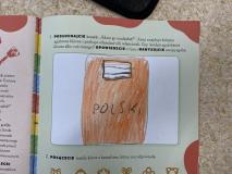 zdjęcie uczniów oraz rozwiązanych przez nich łamigłówek