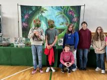 Uczniowie podczas warsztatów terrarystycznych