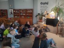 Zdjęcie uczniów podczas teatrzyku