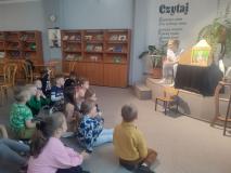 Zdjęcie uczniów podczas teatrzyku