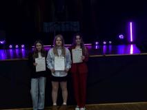 Uczennice z nagrodami