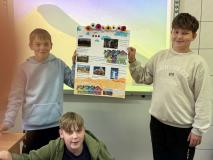 Uczniowie podczas realizacji projektu.