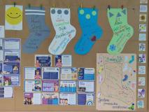 Plakaty i kolorowe skarpetki