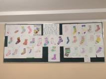 Plakaty i kolorowe skarpetki